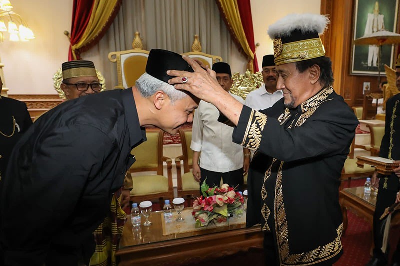 Kunjungi Kedaton Kutai Kartanegara, Ganjar Komitmen Dukung Pelestarian Kesultanan Nusantara - Bagian 1