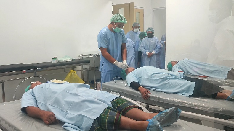 Mensos Risma Tinjau Operasi Katarak Gratis di Lombok Timur, Ini Pesannya