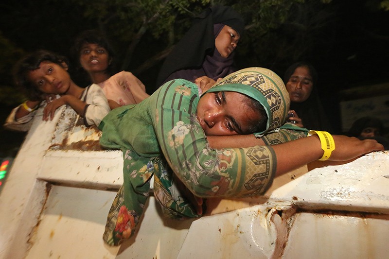 Ratusan Imigran Rohingya Menginap di Kantor Gubernur Aceh - Bagian 1