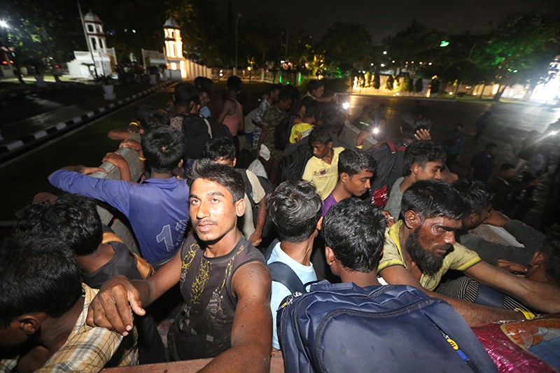 Ratusan Imigran Rohingya Menginap di Kantor Gubernur Aceh - Bagian 3