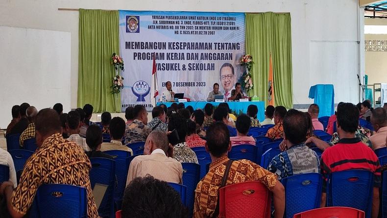 Caleg DPR dari Partai Perindo Karolus Karni Lando Isi Materi di Hadapan Ratusan Guru dan Kepsek Ende