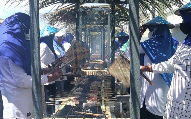 Warga Tidore Pecahkan Rekor MURI Makan Sate Ikan Terbanyak 26.000 Tusuk