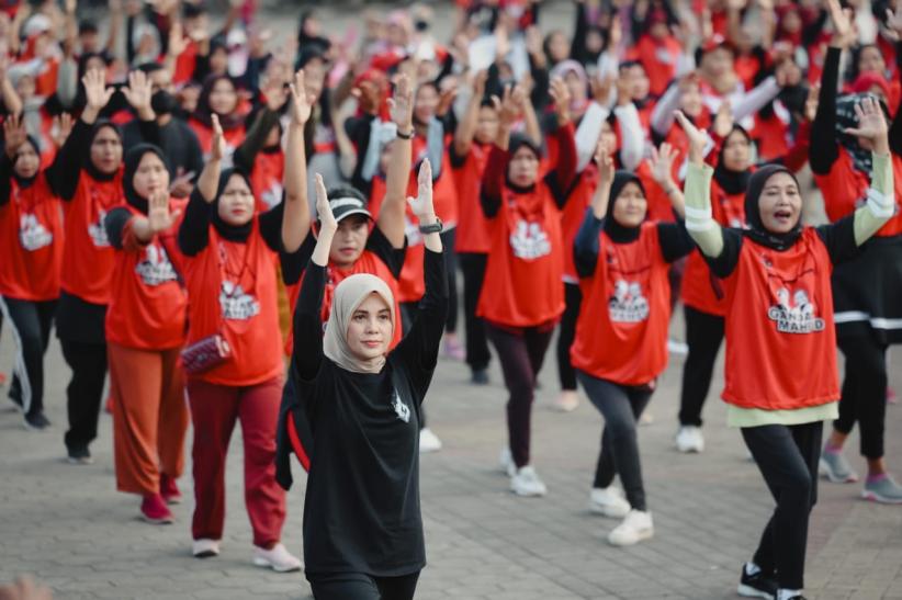 Momen Atikoh Ganjar Senam Bareng Emak-emak di Kota Serang - Bagian 1