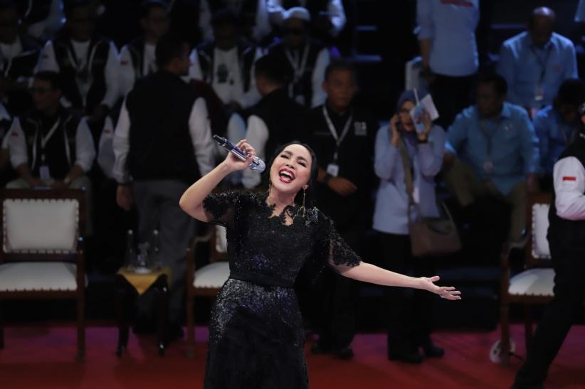 Dewi Gita dan Putri Ariani Tampil Mengisi Acara Debat Capres  - Bagian 1