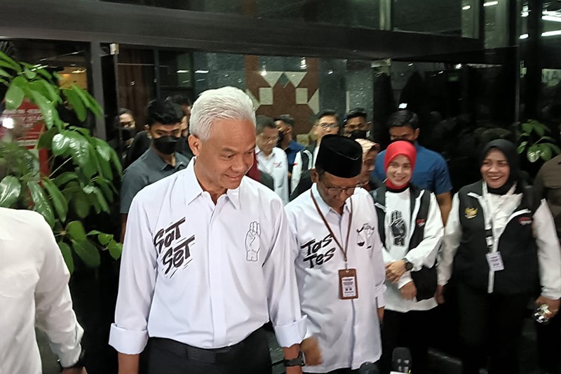 Ganjar-Mahfud Kompak Pakai Kemeja Putih Bertulisan Sat Set dan Tas Tes - Bagian 2