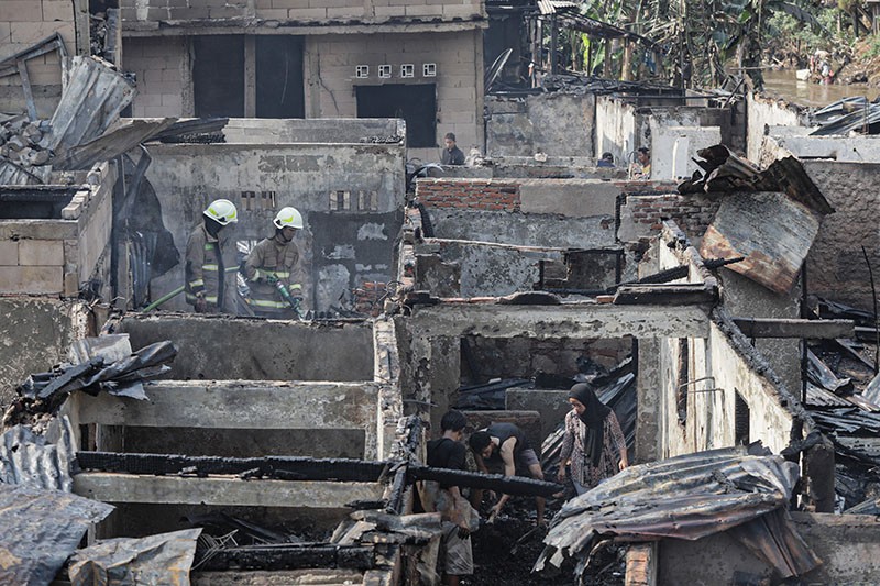 Mengais Sisa-Sisa Barang usai Rumah Ludes Dilalap Api di Manggarai - Bagian 6