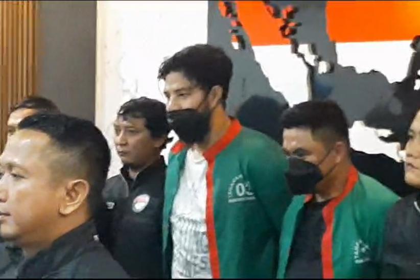 Tampang Ammar Zoni Pakai Baju Tahanan Narkoba Warna Hijau - Bagian 3