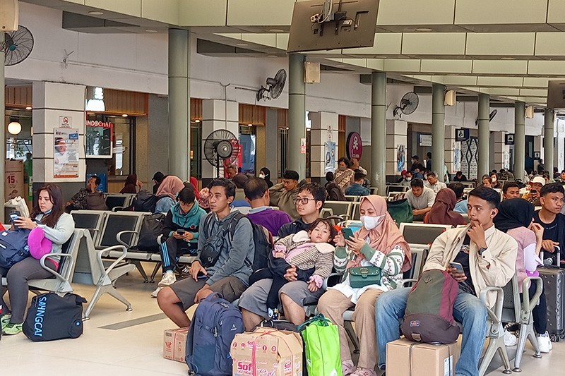 Suasana Ramai Stasiun Pasar Senen Jelang Libur Natal dan Tahun Baru 2024 - Bagian 2
