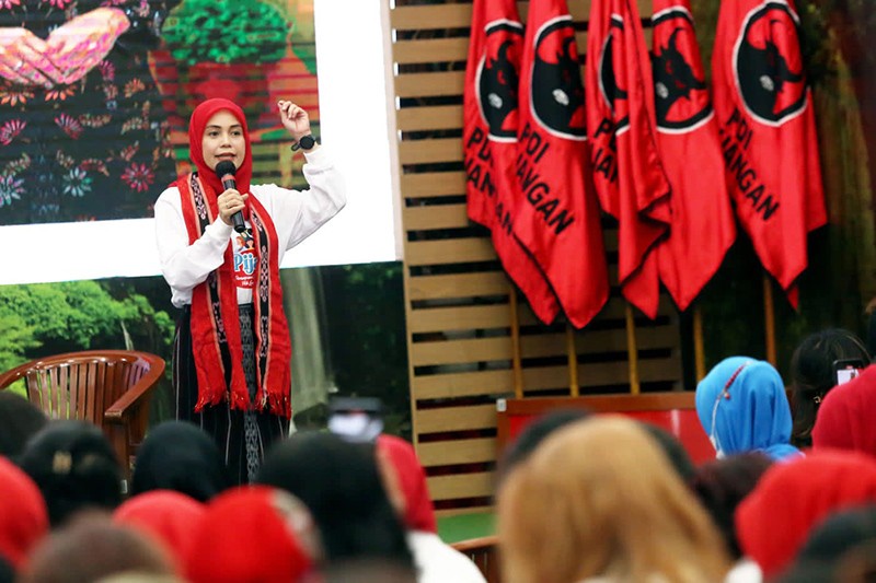 Siti Atikoh Gunakan Bahasa Isyarat Berbincang dengan Disabilitas - Bagian 5