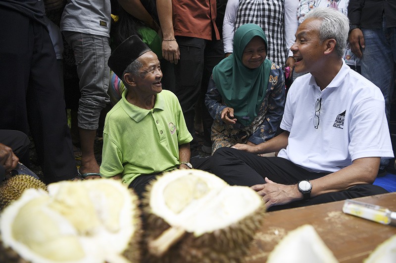 Momen Ganjar Pranowo Cicipi Durian saat Panen di Wonosobo - Bagian 2