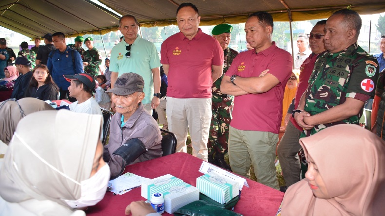 Panglima TNI Gelar Baksos di KBB, Bagikan Ribuan Paket Sembako dan Beri ...
