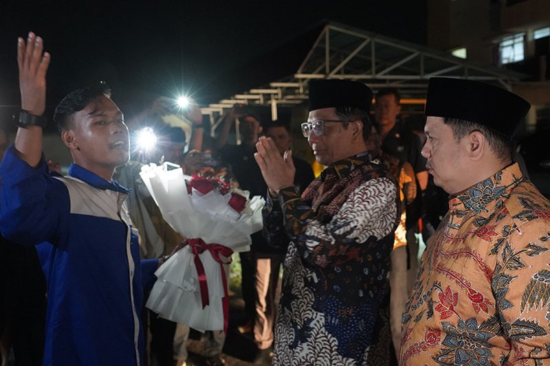 Mahfud MD Disambut dengan Bunga, Mahasiswa: Bapak Jenderal Penegakan Hukum - Bagian 1