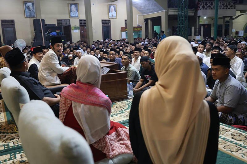 Ditemui Siti Atikoh, Gus Iqdam Titipkan Sarung untuk Ganjar Pranowo - Bagian 4