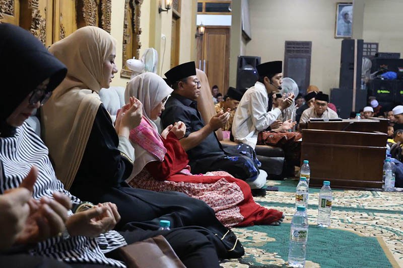 Ditemui Siti Atikoh, Gus Iqdam Titipkan Sarung untuk Ganjar Pranowo - Bagian 2