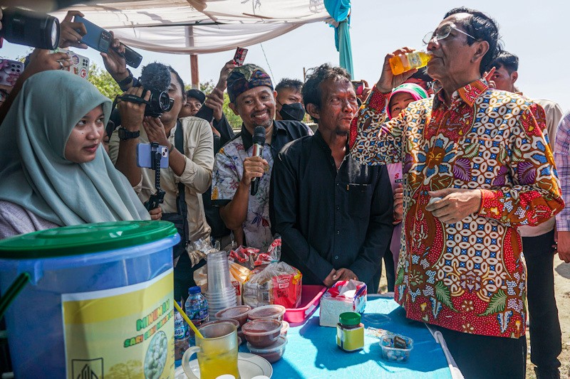 Mahfud MD Makan Seafood bersama Warga Marunda Sambil Dengar Aspirasi Nelayan - Bagian 2