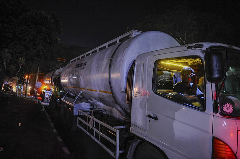 Sopir Kesulitan Dapat Solar, Truk Antre Berjam-jam di SPBU Kota Cilegon - Bagian 1