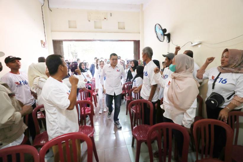 HT Serahkan 10 Gerobak Partai Perindo untuk UMKM Tigaraksa Tangerang - Bagian 3