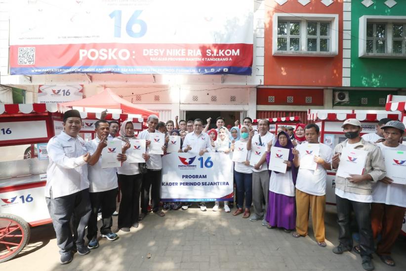 HT Serahkan 10 Gerobak Partai Perindo untuk UMKM Tigaraksa Tangerang - Bagian 1