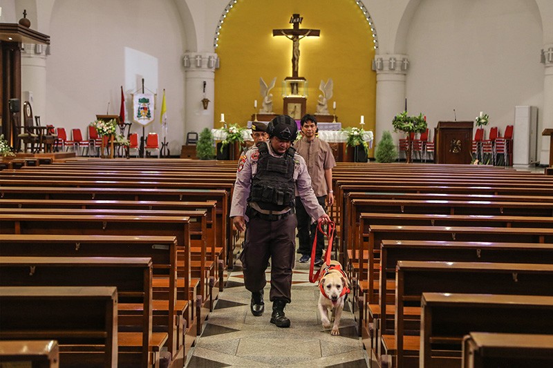 Sterilisasi Gereja Katedral Semarang Jelang Perayaan Natal - Bagian 1
