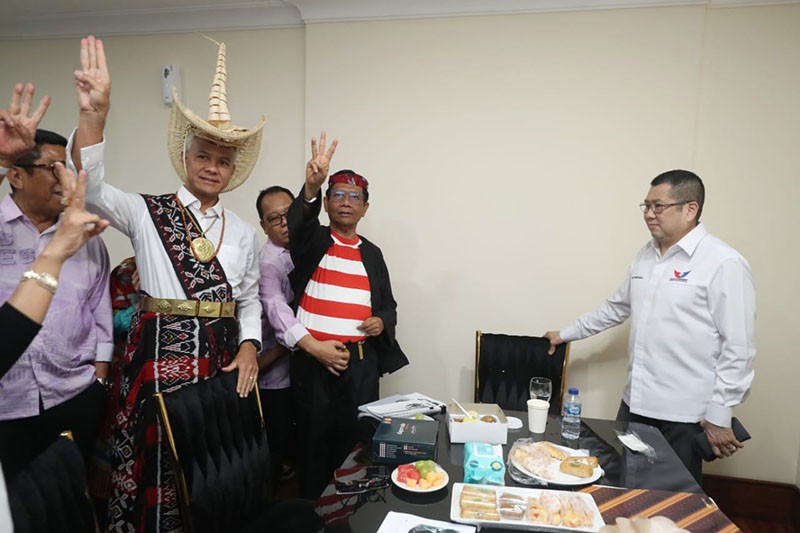 Siap Debat! Cawapres Mahfud MD Pakai Baju Adat Madura - Bagian 1