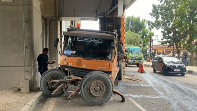 Bak Truk Tersangkut Stasiun LRT Palembang hingga Terlepas, Posisi Berdiri 