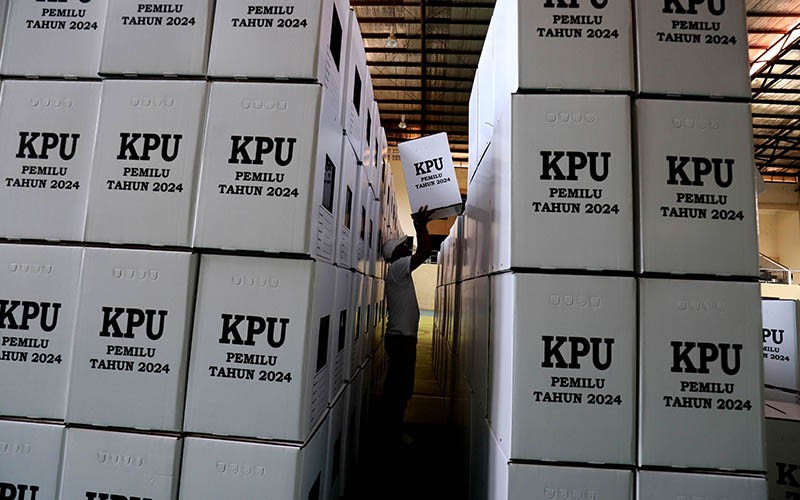 Proses Perakitan Kotak Suara Pemilu 2024 di GOR Tanah Abang - Bagian 3
