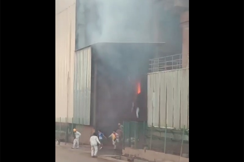 Sejumlah Pekerja Melompat dari Gedung Selamatkan Diri saat Ledakan Tungku Smelter di Morowali - Bagian 1