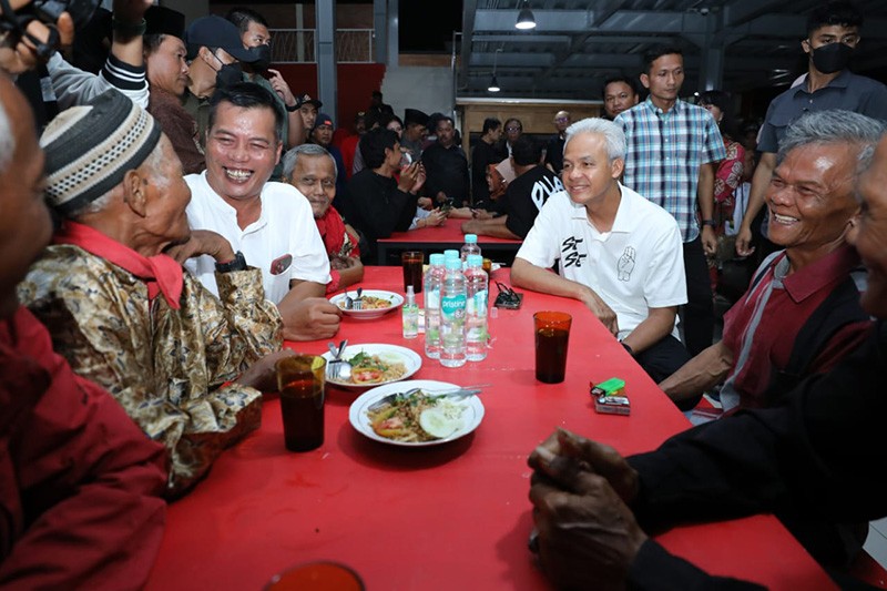 Momen Ganjar Serap Aspirasi Sambil Angkringan - Bagian 1