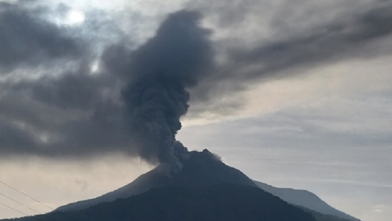 Gunung Lewotobi Laki-laki 2 Kali Erupsi, Kolom Abu Tebal Mengarah Utara