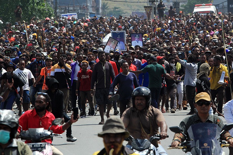 Peti Jenazah Lukas Enembe Diarak Ribuan Warga Papua, Aksi Diwarnai Bakar Mobil - Bagian 2