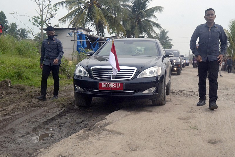 Foto-Foto Peristiwa Dalam Negeri 2023, Mobil Jokowi Masuk Kubangan hingga Imigran Rohingya Diusir - Bagian 2