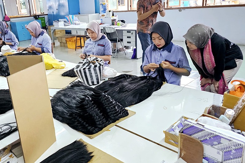 Lanjutkan Safari Politik di Jawa Tengah, Siti Atikoh Menyapa Pekerja Pabrik Wig - Bagian 1