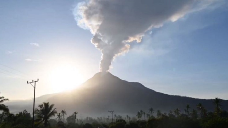 Gunung Lewotobi Laki-Laki di NTT Erupsi, Warga Diminta Menjauh Radius 3 Km
