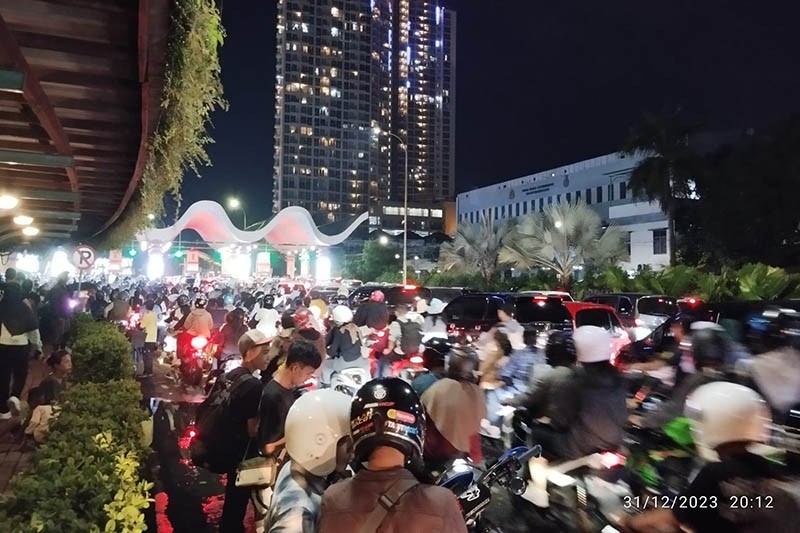 Malam Tahun Baru 2024, Ribuan Orang Terus Berdatangan ke Kawasan Ancol  - Bagian 2