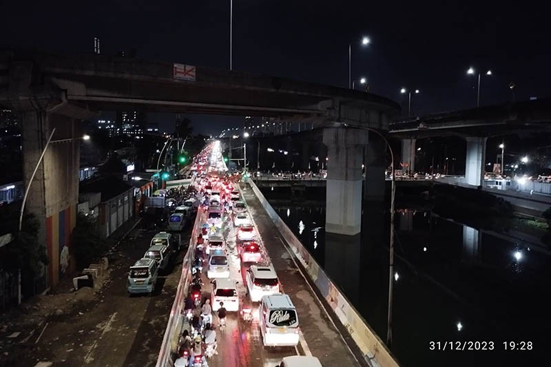 Malam Tahun Baru 2024, Ribuan Orang Terus Berdatangan ke Kawasan Ancol  - Bagian 3