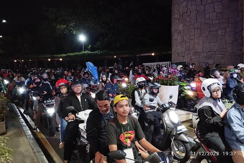 Malam Tahun Baru 2024, Ribuan Orang Terus Berdatangan ke Kawasan Ancol  - Bagian 1