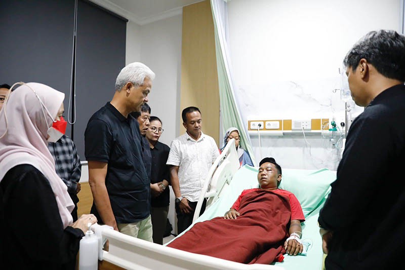 Ganjar Ditemani Siti Atikoh Jenguk Dua Relawan Korban Penganiayaan Oknum TNI - Bagian 1