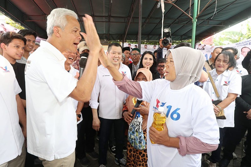 Capres Ganjar Pranowo bersama HT Tinjau Bazar Murah dan Pemeriksaan Kesehatan Gratis di Semarang - Bagian 1