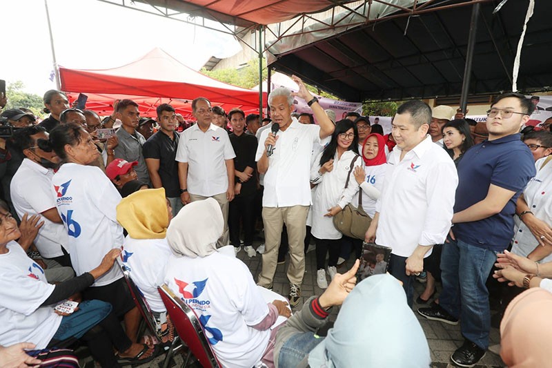 Capres Ganjar Pranowo bersama HT Tinjau Bazar Murah dan Pemeriksaan Kesehatan Gratis di Semarang - Bagian 2