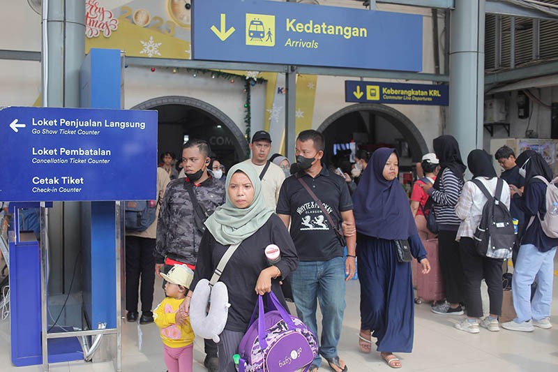 Suasana Puncak Arus Balik Libur Nataru 2024 di Stasiun Pasar Senen - Bagian 4