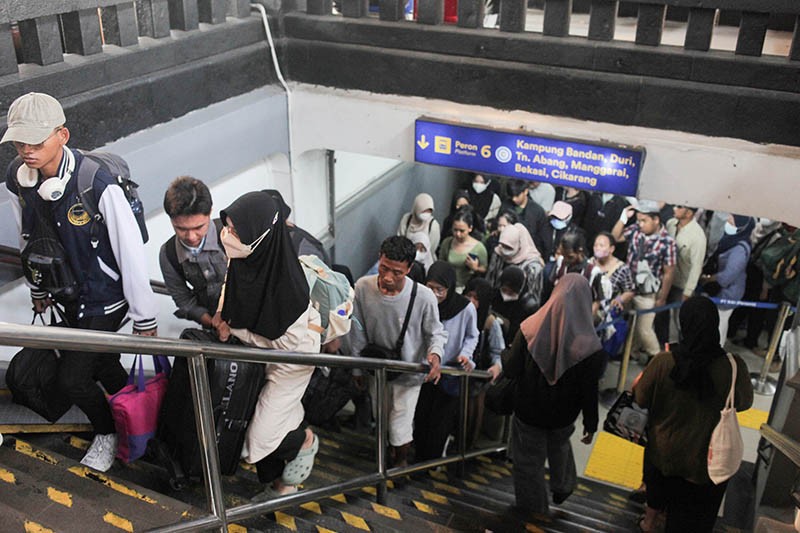 Suasana Puncak Arus Balik Libur Nataru 2024 di Stasiun Pasar Senen - Bagian 3