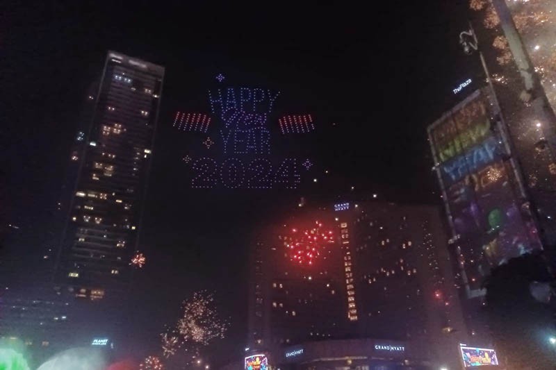 Kemeriahan Malam Tahun  Baru di Bundaran HI, Ada Atraksi Ratusan Drone - Bagian 1
