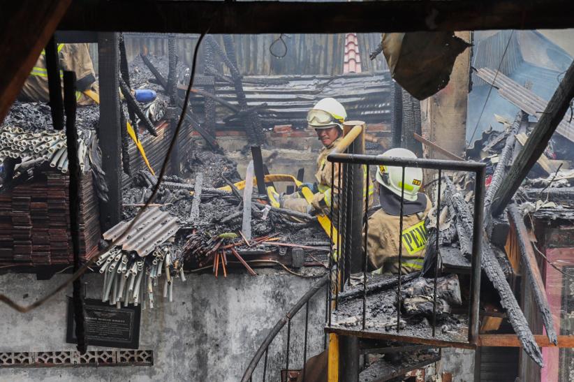 Isi Toko Bangunan di Condet Ludes Terbakar Dilalap Api - Bagian 4