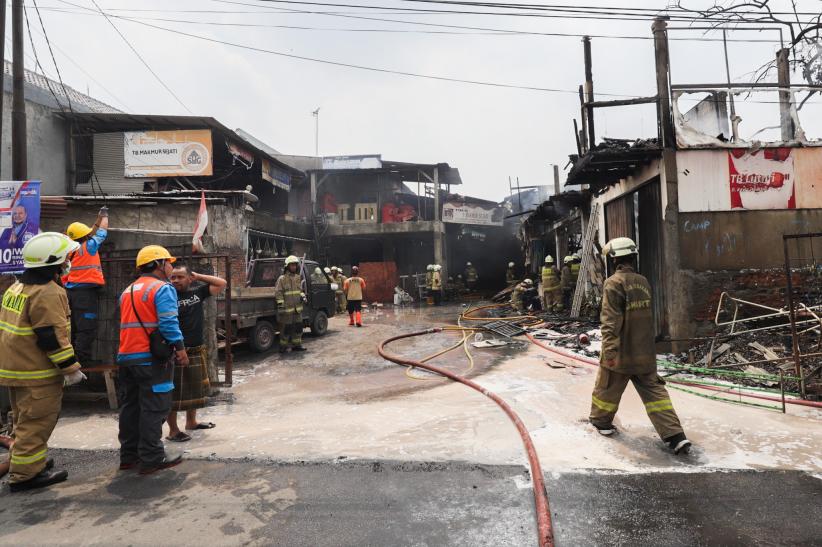 Isi Toko Bangunan di Condet Ludes Terbakar Dilalap Api - Bagian 6