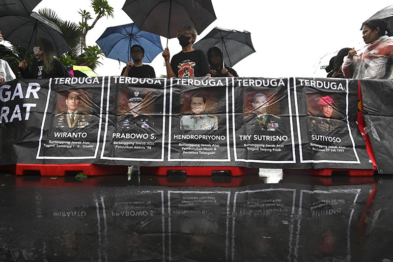 Aksi Kamisan ke-800 Menuntut Pemerintah Tuntaskan Kasus Pelanggaran HAM Berat - Bagian 1