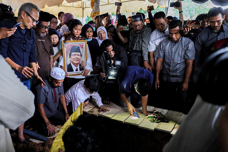 Suasana Pemakaman Jenazah Rizal Ramli di TPU Jeruk Purut - Bagian 3