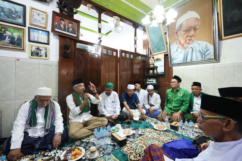 Ganjar Sowan ke KH Abdullah Ubab Maimoen, Minta Doa Agar Pemilu Berjalan Lancar - Bagian 1