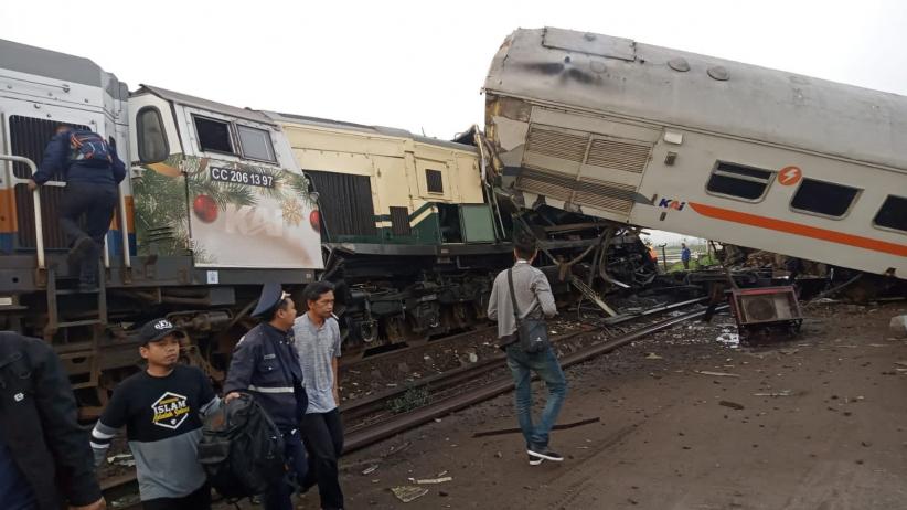 Kecelakaan Kereta Tabrak Kereta di Bandung, Gerbong Ringsek hingga Keluar Rel - Bagian 1