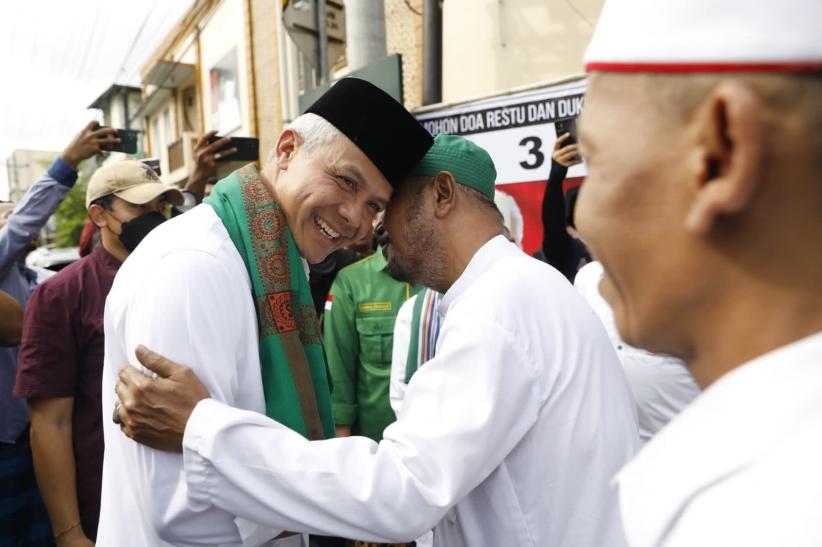 Ganjar Sowan ke KH Abdullah Ubab Maimoen, Minta Doa Agar Pemilu Berjalan Lancar - Bagian 5