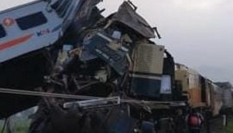 Kecelakaan Kereta Tabrak Kereta di Bandung, Gerbong Ringsek hingga Keluar Rel - Bagian 2